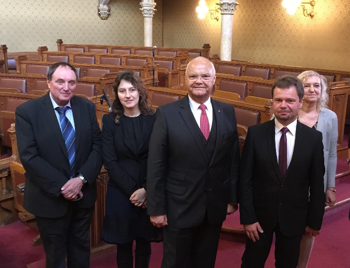 Landtagspräsident Harry Kopietz mit Delegationsleiter Petr Kořenek und Delegationsmitgliedern im Gemeinderatssitzungssaal
