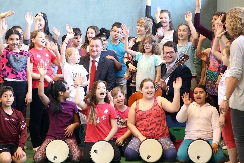 Bezirksvorsteher Hannes Derfler und Stadtrat Jürgen Czernohorszky musizieren mit den Kindern der Volksschule Dietmayrgasse.