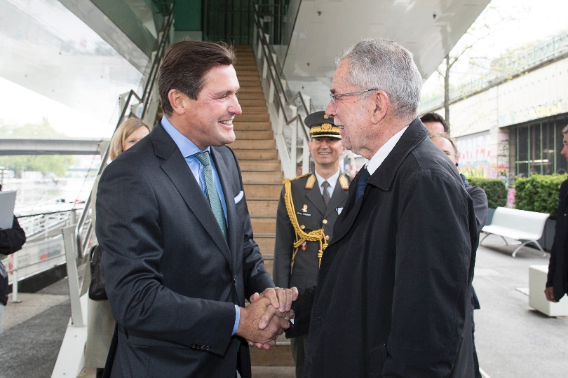 v.l.n.r. Wien Holding-Geschäftsführer Peter Hanke mit Bundespräsident Alexander Van der Bellen.