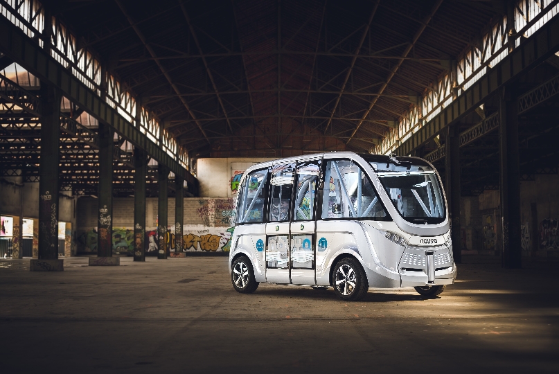 Wien bekommt eine fahrerlose Autobuslinie. Unterwegs sein soll auf dieser ersten vollautomatischen Buslinie der Kleinbus NAVYA ARMA eines französischen Elektroauto-Herstellers. Nach rund einem Jahr Entwicklungszeit soll der Bus dann 2019 den Linienbetrieb in der Seestadt aufnehmen.
