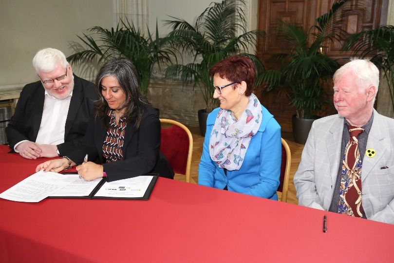 Dr. Elmar Fürst (Hilfsgemeinschaft), Vbgmin. Mag. Maria Vassilakou, Brigitte Fila, MBA (Blindenwohlfahrt) und Kurt Prall (BSVWNB) (v.l.n.r.) beim unterzeichnen des Abkommens mit den Blindenverbänden