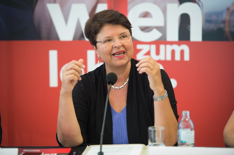 Wirtschaftsstadträtin Renate Brauner bei der Präsenatition der Jahresbilanz 2016 der Wien Holding.