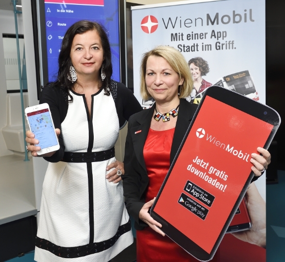 Öffi-Stadträtin Ulli Sima (links) und Wiener Linien Geschäftsführerin Renate Reinagl (rechts) präsentieren WienMobil, die neue App für intermodalen Verkehr in Wien.