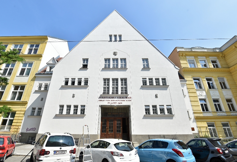 Der 1. Preis ging an die Revitalisierung des ehemaligen Tröpferlbads in der Ratschkygasse im 12. Bezirk, das mit Fördermitteln der Stadt Wien zu einem Wohngebäude mit bester Wohnqualität umgebaut wurde.