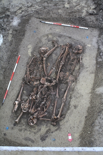 Grab von vier vielleicht österreichischen Soldaten, die in Bauch- und Rückenlage sowie übereinander bestattet worden waren.