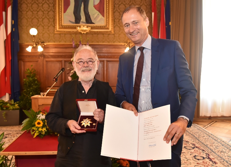 Stadtrat Mailath-Pokorny verleiht Prof. Kurt Schwertsik das Goldene Ehrenzeichen für die Verdienste um das Land Wien