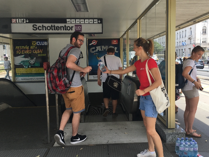 Trinkflaschen herrlich erfrischenden Wassers erhielten Passagierinnen und Passagiere der Wiener Linien am Öffi-Knotenpunkt Schottentor.
