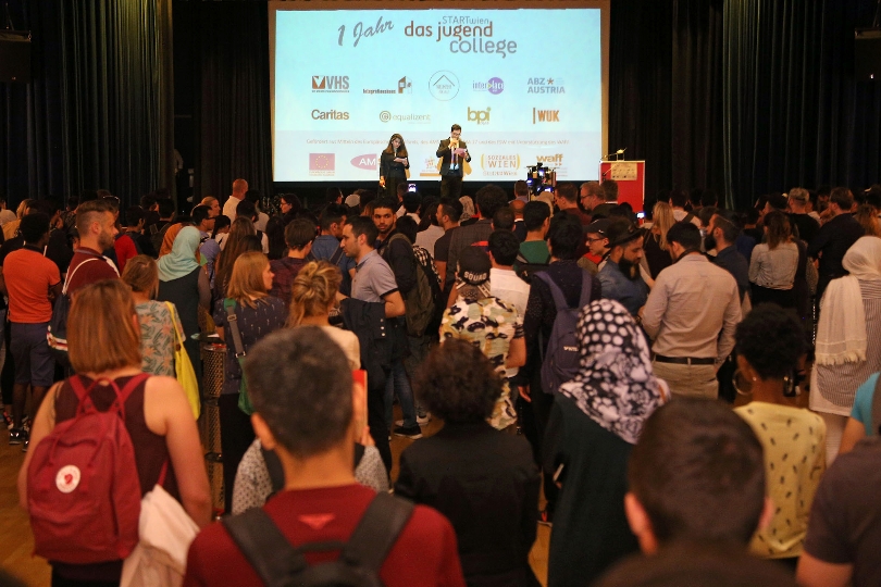 Zwei Jugendliche des StartWien-Jugendcollege moderierten das Ein-Jahr-Jubiläumsfest.