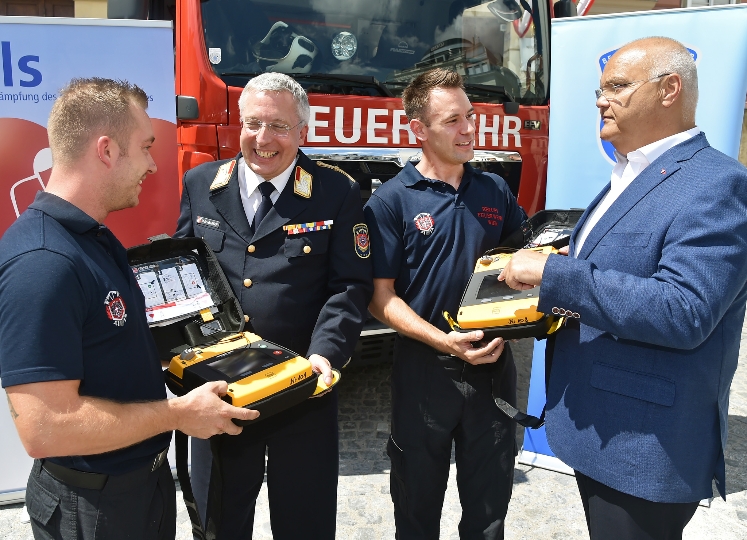 Defis in Feuerwehrautos. Mit Branddirektor Dr. Hillinger und Landtagspräsident Kopietz