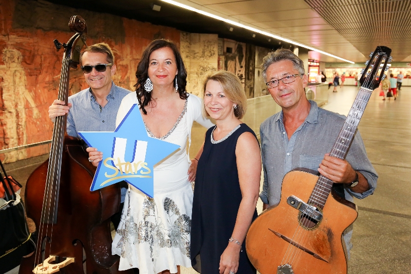 Öffi-Stadträtin Ulli Sima und Wiener Linien-Geschäftsführerin Alexandra Reinagl mit Musikern in der Station Westbahnhof.