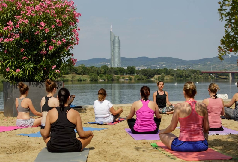 Teilnehmerinnen beim gratis Yoga am Copa Beach