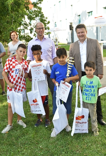 Stadtrat Ludwig mit den kleinen Boccia-Champions des vergangenen Jahres. Heuer wartet das neue „Cross-Boccia“ auf Kinder und Jugendliche.