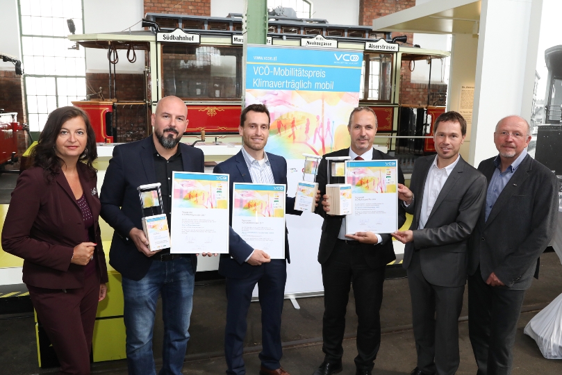 StRin Ulli Sima, Christian Gratzer (VCÖ), Peter Ullrich ( ÖBB Infrastruktur) und die Preisträger bei der Preisverleihung - VCÖ Mobilitätspreis 2017