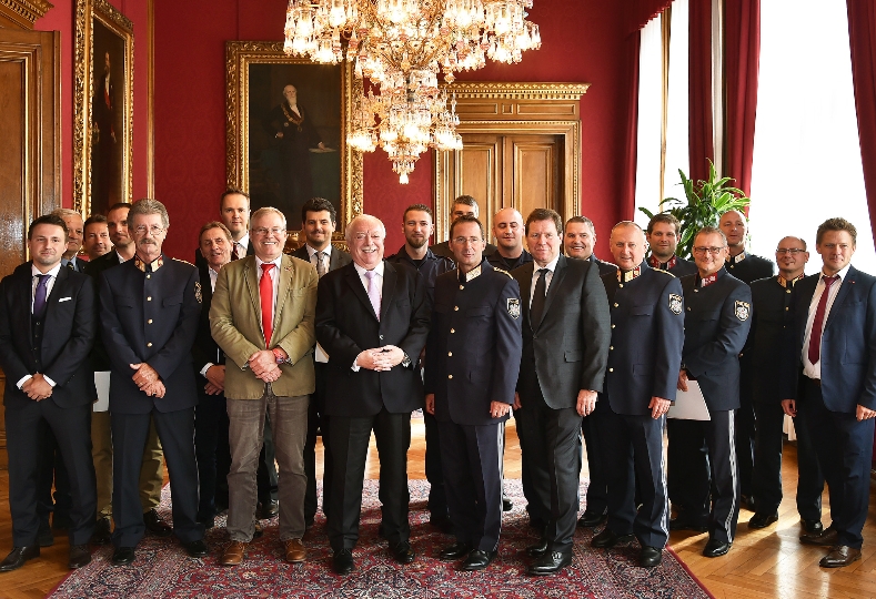 Bürgermeister Häupl ehrt Wiener Polizisten für besondere Verdienste im Roten Salon des Wiener Rathauses