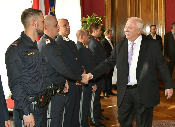 Bürgermeister Häupl ehrt Wiener Polizisten für besondere Verdienste im Roten Salon des Wiener Rathauses