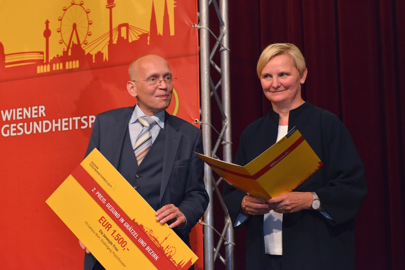 Verleihung des Wiener Gesundheitspreis 2017 – 3 Preise in 3 Kategorien und ein Medienpreis im Wiener Rathaus. StRin Sandra Frauenberger und GF WIG Dennis Beck überreichen den Preis.