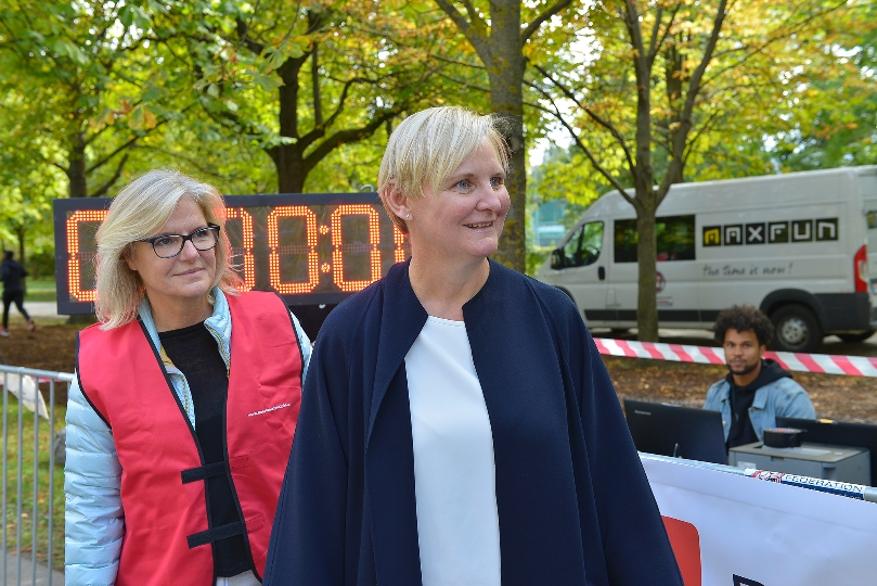 Erster SeniorInnen Nordic Walking Day mit Wettlauf. Organisiert von den Wiener Pensionisten – Wohnhäusern. StRin Sandra Frauenberger (re.) und GFin KWP Gabriele Graumann (li.) vor dem Start.