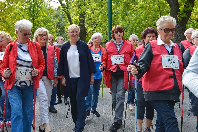 Erster SeniorInnen Nordic Walking Day mit Wettlauf. Organisiert von den Wiener Pensionisten – Wohnhäusern. StRin Sandra Frauenberger (3.v.li.) und GFin KWP Gabriele Graumann (2.v.li.) beim aufwämen.