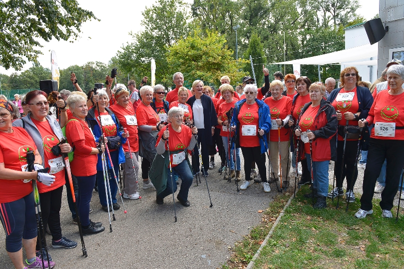 Erster SeniorInnen Nordic Walking Day mit Wettlauf. Organisiert von den Wiener Pensionisten – Wohnhäusern. StRin Sandra Frauenberger mitTeilnehmerinnen.