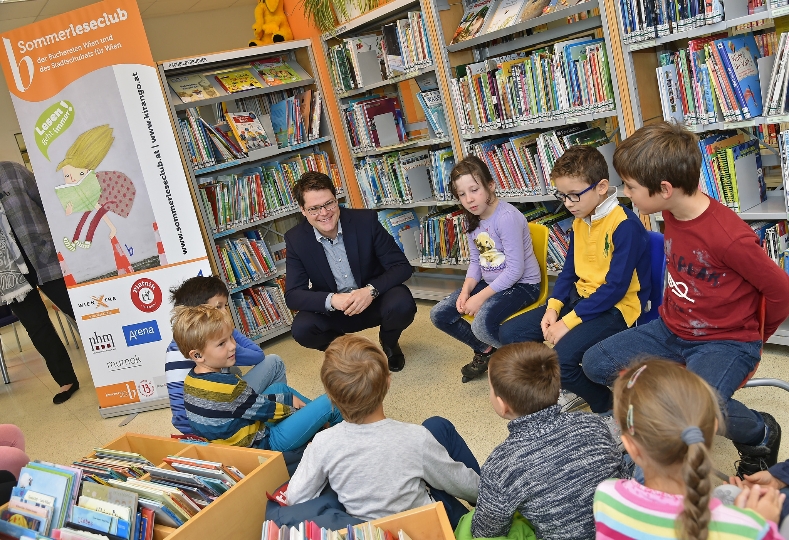 Bildungsstadtrat Jürgen Czernohorszky gratulierte den Kindern, die heuer beim SommerLeseClub der Büchereien Wien und des Stadtschulrates mitgemacht haben.
