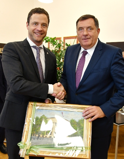 Präsident Dodik überreicht Vizebürgermeister Gudenus ein Bild des Parlaments in Srpska