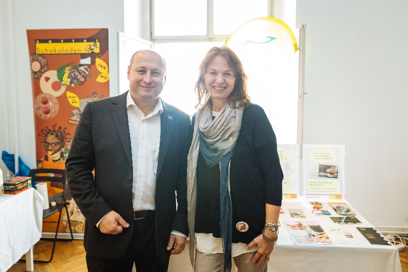 Gastgeber FAIRTRADE-Österreich-Geschäftsführer Hartwig Kirner und Karin Büchl-Krammerstätter, Leiterin der Wiener Umweltschutzabteilung – MA 22