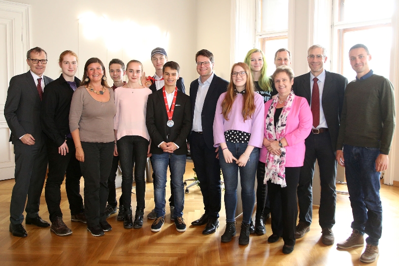 Stadtrat Jürgen Czernohorszky mit dem erfolgreichen SchülerInnenteam und den LehrerInnen
