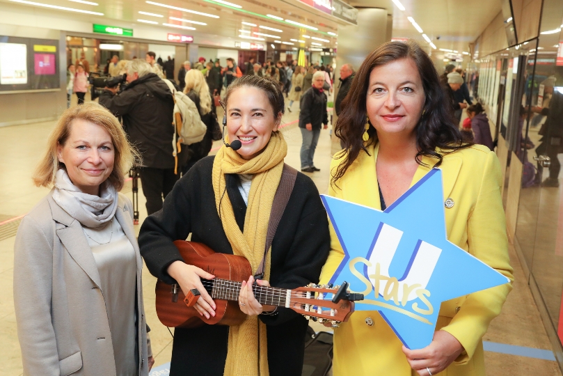 Wiener-Linien-Geschäftsführerin Alexandra Reinagl und Öffi-Stadträtin Ulli Sima mit Musikerin in der Station Karlsplatz.