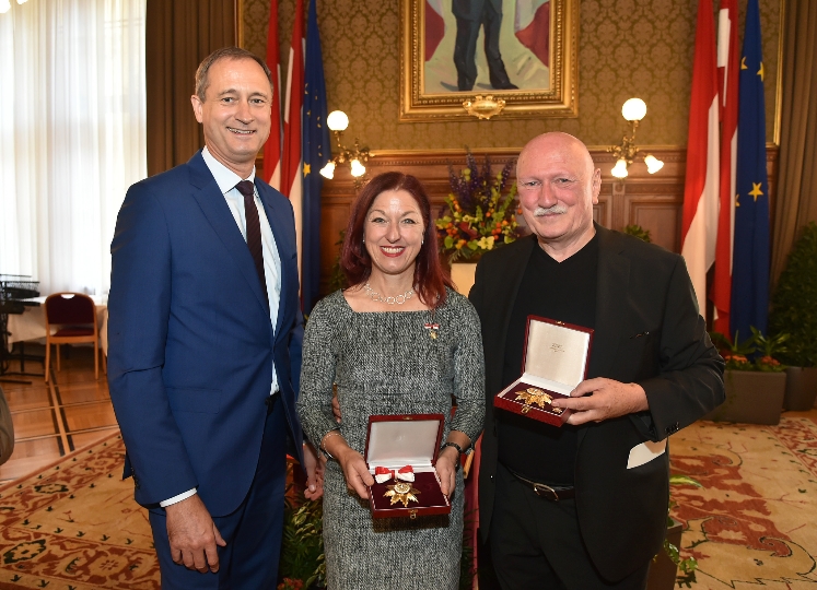 Überreichung des Goldenen Ehrenzeichens für Verdienste um das Land Wien an Lois Lammerhuber und Hannah Lessing durch StR Andreas Mailath-Pokorny