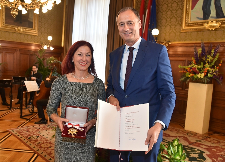 Hannah Lessing wurde von Stadtrat Andreas Mailath-Pokorny mit dem Goldenen Ehrenzeichen für Verdienste um das Land Wien ausgezeichnet