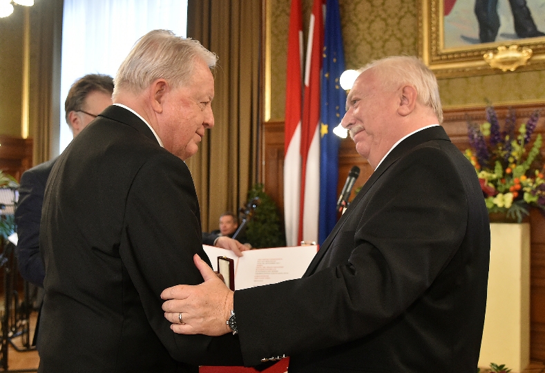 Bürgermeister Häupl verleiht Franz Vranitzky die Ehrenbürgerschaft und Stadtrat Mailath-Pokorny hält die Laudatio