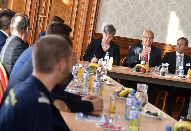 Landtagspräsident Kopietz erklärt einer internationalen Delegation das Wiener Rettungssystem