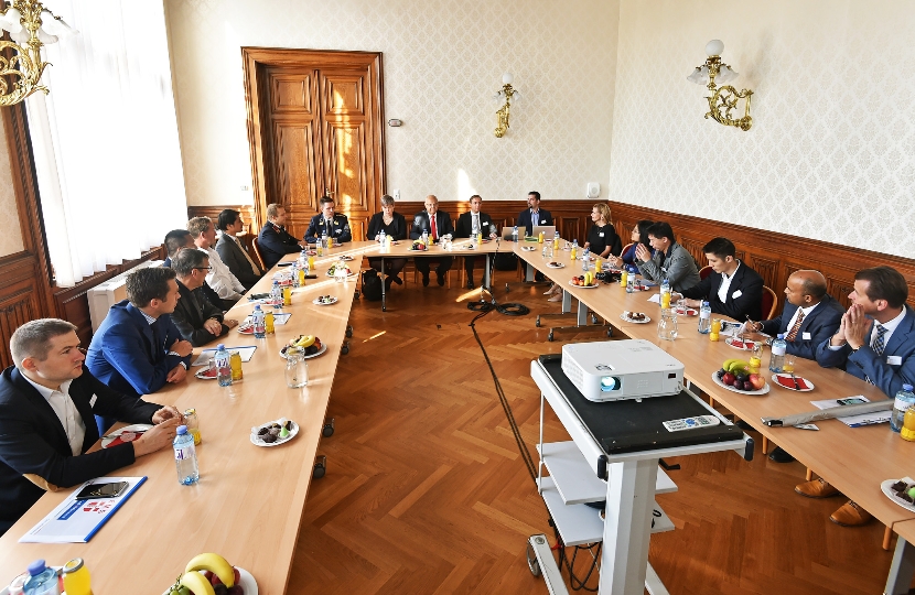 Landtagspräsident Kopietz erklärt einer internationalen Delegation das Wiener Rettungssystem