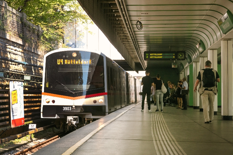 Eine U-Bahn-Garnitur der Wiener Linien fährt in die U4-Station Friedensbrücke ein.
