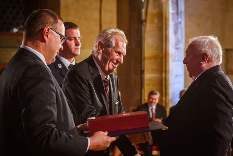 Der tschechische Staatspräsident Milos Zeman mit Bürgermeister Michael Häupl bei der Überreichung des Ordens.