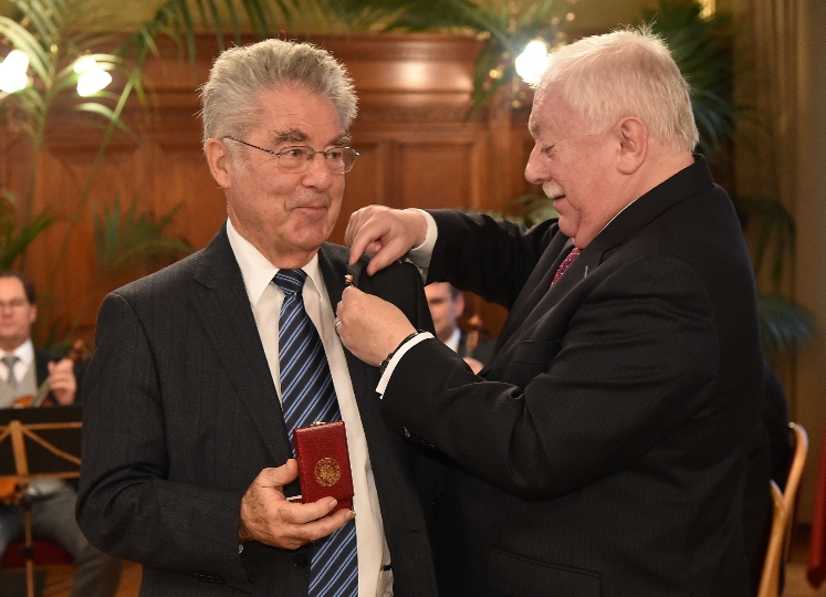 Bürgermeister Dr. Häupl ehrt den Bundespräsidenten a.D Dr. Heinz Fischer und übergibt ihm die Ehrenbürgerurkunde.