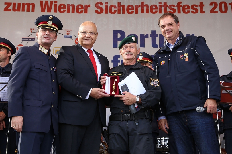 Bürgermeister Michael Häupl und Landtagspräsident Harry Kopietz besuchen das Wiener Sicherheitsfest 2017 am Rathausplatz.