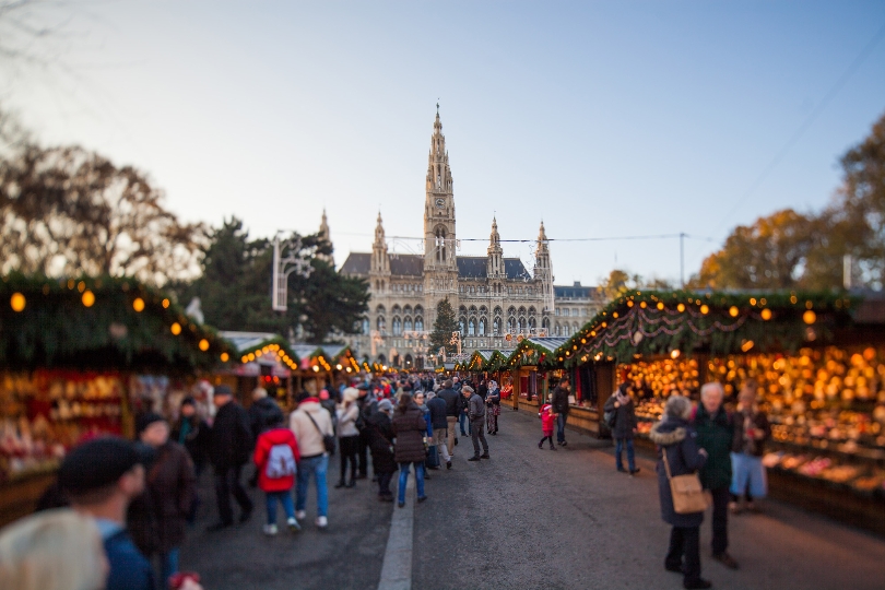 Die Standeln des Weihnachtsmarkts vor dem Wiener Rathaus