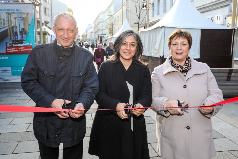 Vbgmin.Vassilakou eröffnet mit Bernhard Engleder(MA28) und BVin Votava die neu renovierte Meidlinger Hauptstraße.