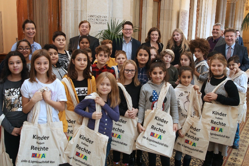 Vor dem Gemeinderats-Sitzungssaal verteilten die Kinder der Wichtelgasse ihre Bücher an PolitikerInnen.