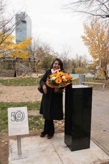 UNWG Präsidentin Kalpana Scholtes-Dash mit Klangsäule am Kontinentespielplatz in Wien Donaustadt