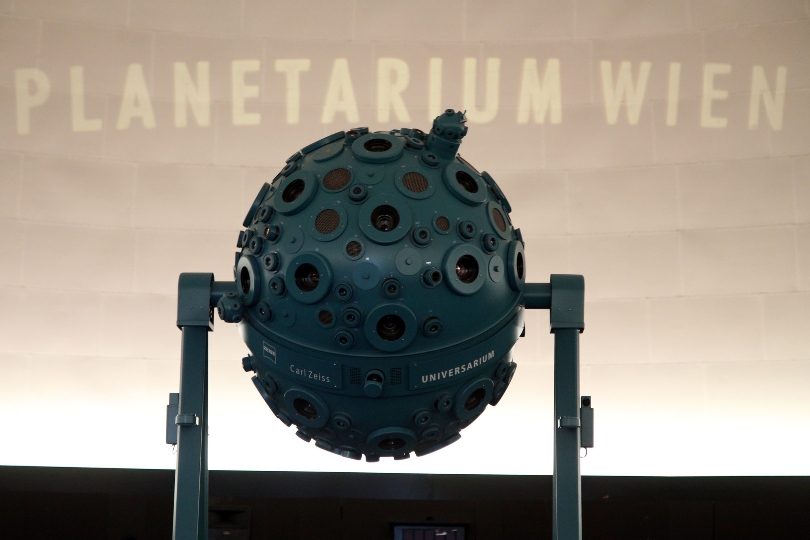 Das zweitälteste Planetarium der Welt feiert heuer sein 90-jähriges Bestehen und lädt aus diesem Anlass zu einer großen Jubiläumsausstellung ins Bezirksmuseum Leopoldstadt.