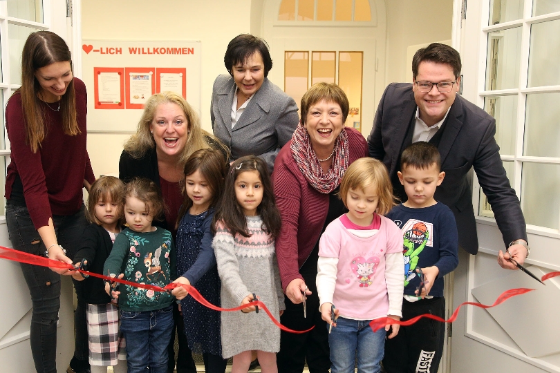 Bezirksvorsteherin Gabriele Votava und Stadtrat Jürgen Czernohosrzky eröffnen mit dem Team des Kindergartens das renovierte Haus.