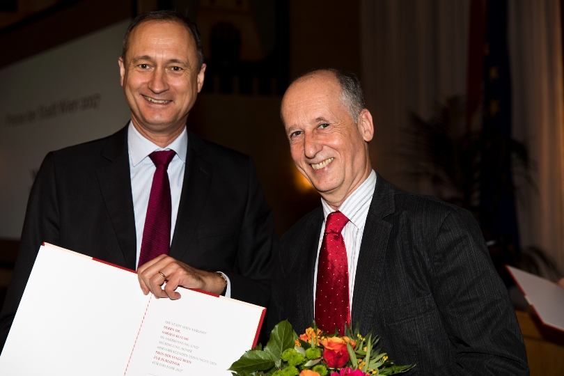 Stadtrat Andreas Mailath-Pokorny verleiht den Preis der Stadt Wien an Dr. Harald Klaus