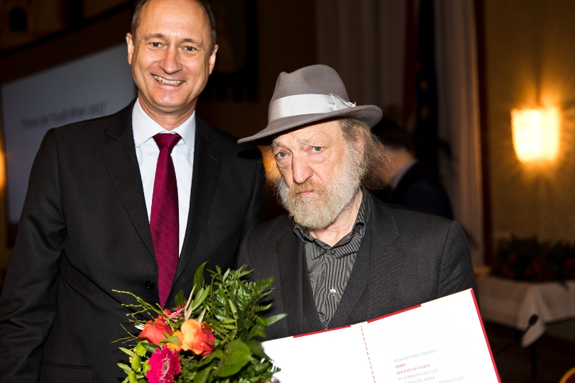 Stadtrat Andreas Mailath-Pokorny verleiht den Preis der Stadt Wien an Roland Neuwirth