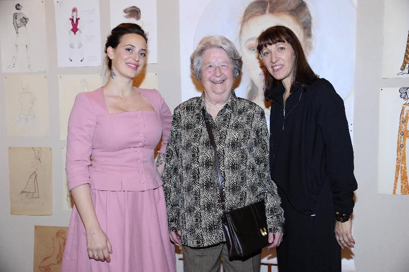 Modeschule-Direktorin Monika Kycelt (rechts) mit zwei Absolventinnen: Lena Hoschek (links) und Anni Radnitzky, Schülerin der ersten Stunde.