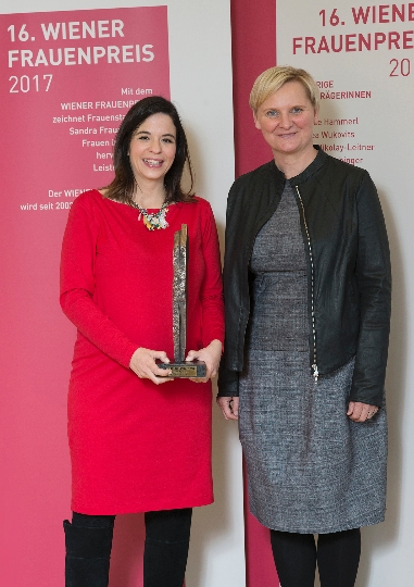 Die Frauenpreisträgerinnen 16. Wiener Frauenpreises des 2017 sind Dr.in Astrid Zimmermann und Dr.in Katharina Mader. v.li.n.re. Dr.in Katharina Mader, StRin Sandra Frauenberger
