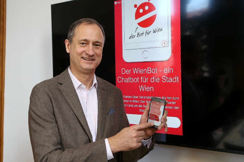 Stadtrat Andreas Mailath-Pokorny präsentiert die neue WienBot App