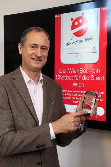 Stadtrat Mailath-Pokorny bei der Präsentation der WienBot-App.