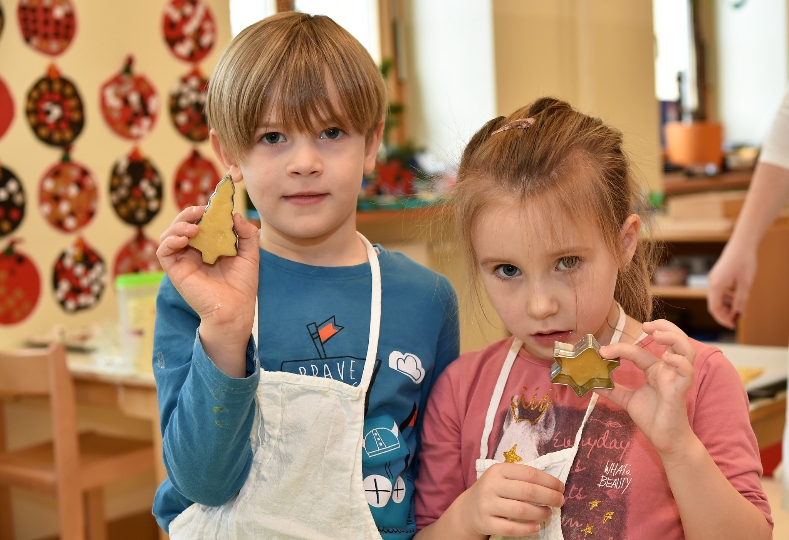 Kinder beim Kekse backen im Kindergarten Beingasse 19-21, 1150 Wien
